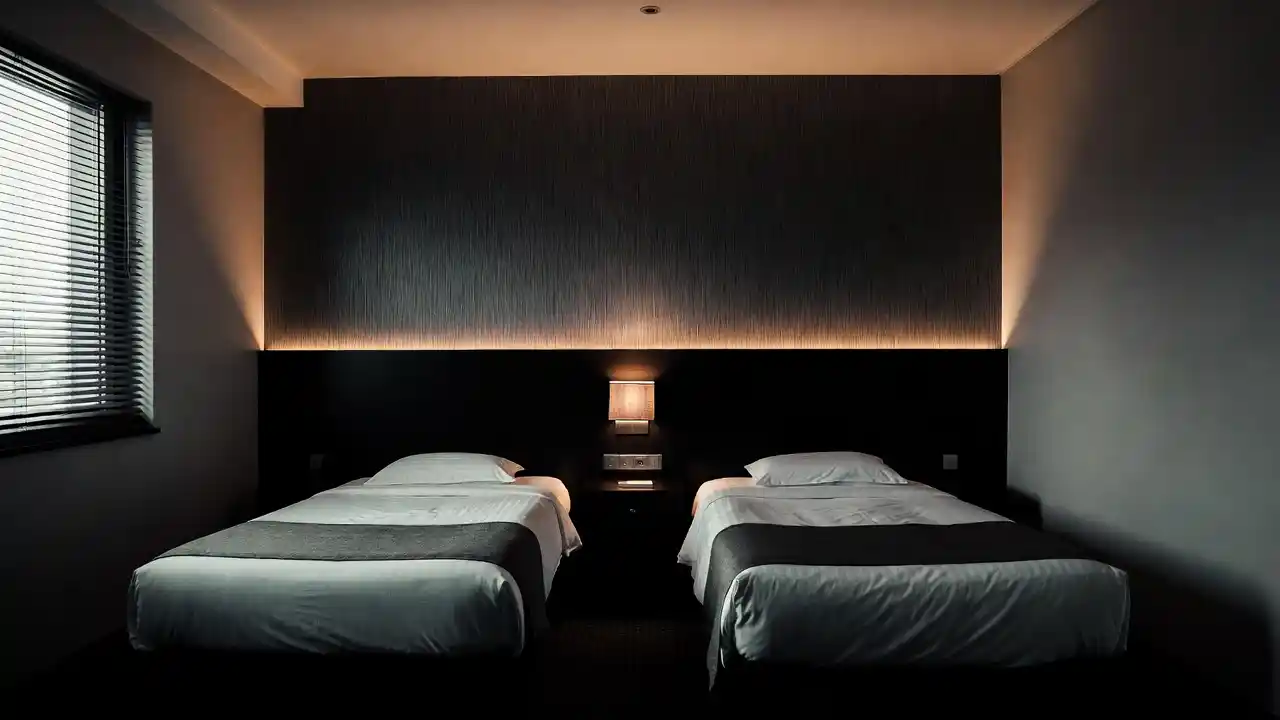 Chambre double moderne d'un hôtel en France